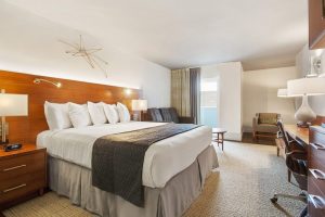 Alder king room with balcony